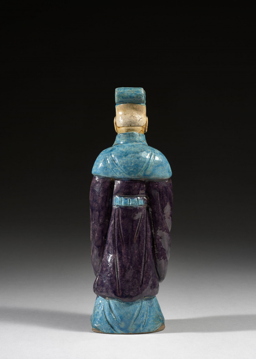 STATUETTE DE DIGNITAIRE EN GRÈS ÉMAILLÉ TURQUOISE, AUBERGINE ET OCRE, Chine, dynastie Ming (1368-1644)