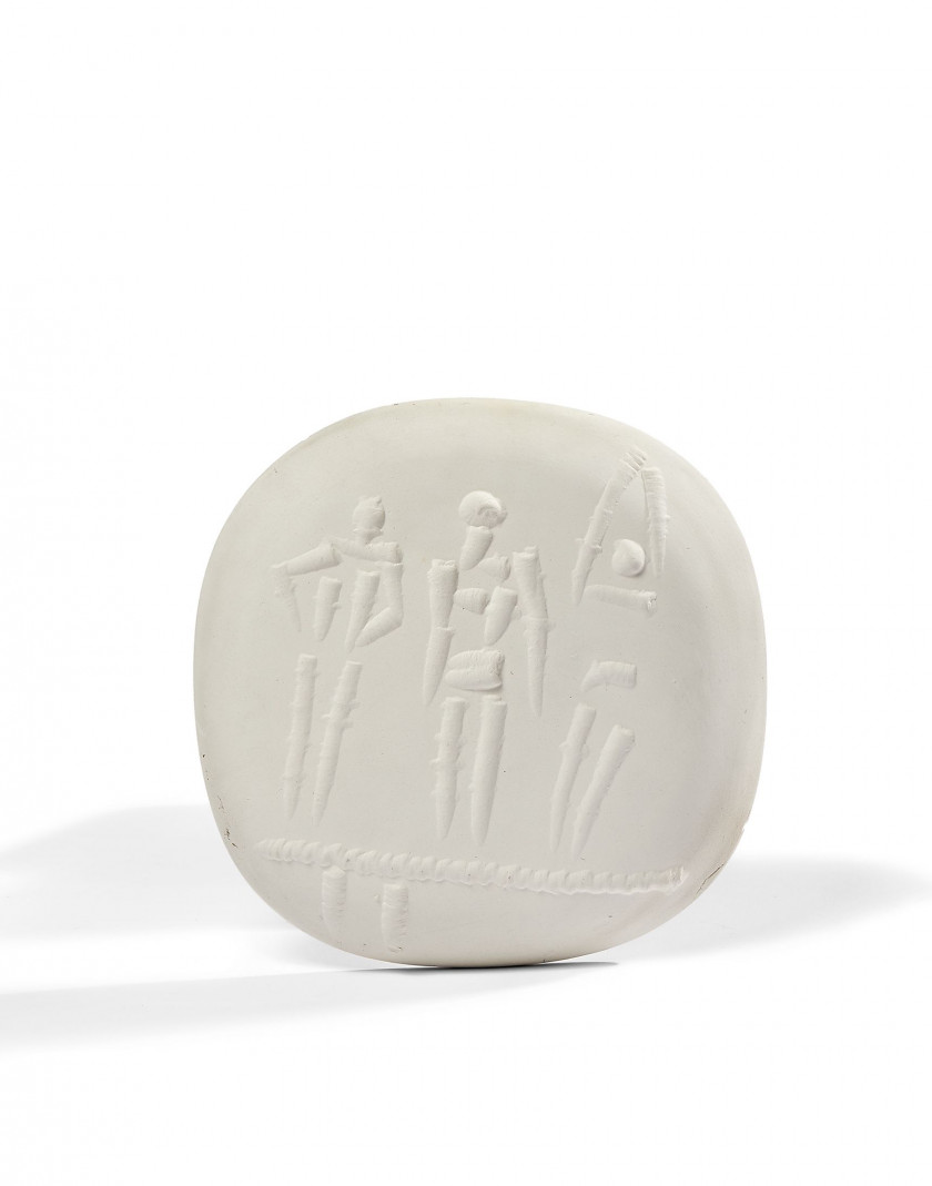 Pablo PICASSO (1881 - 1973) Trois personnages sur un tremplin - 1956 (A.R. # 373) Petite plaque murale convexe