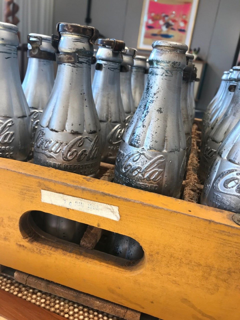 Andy WARHOL d'après (1928 - 1987) You're in - 1966 / 1967 Peinture aérosol sur 24 bouteilles de marque Coca Cola dans une caisse en..
