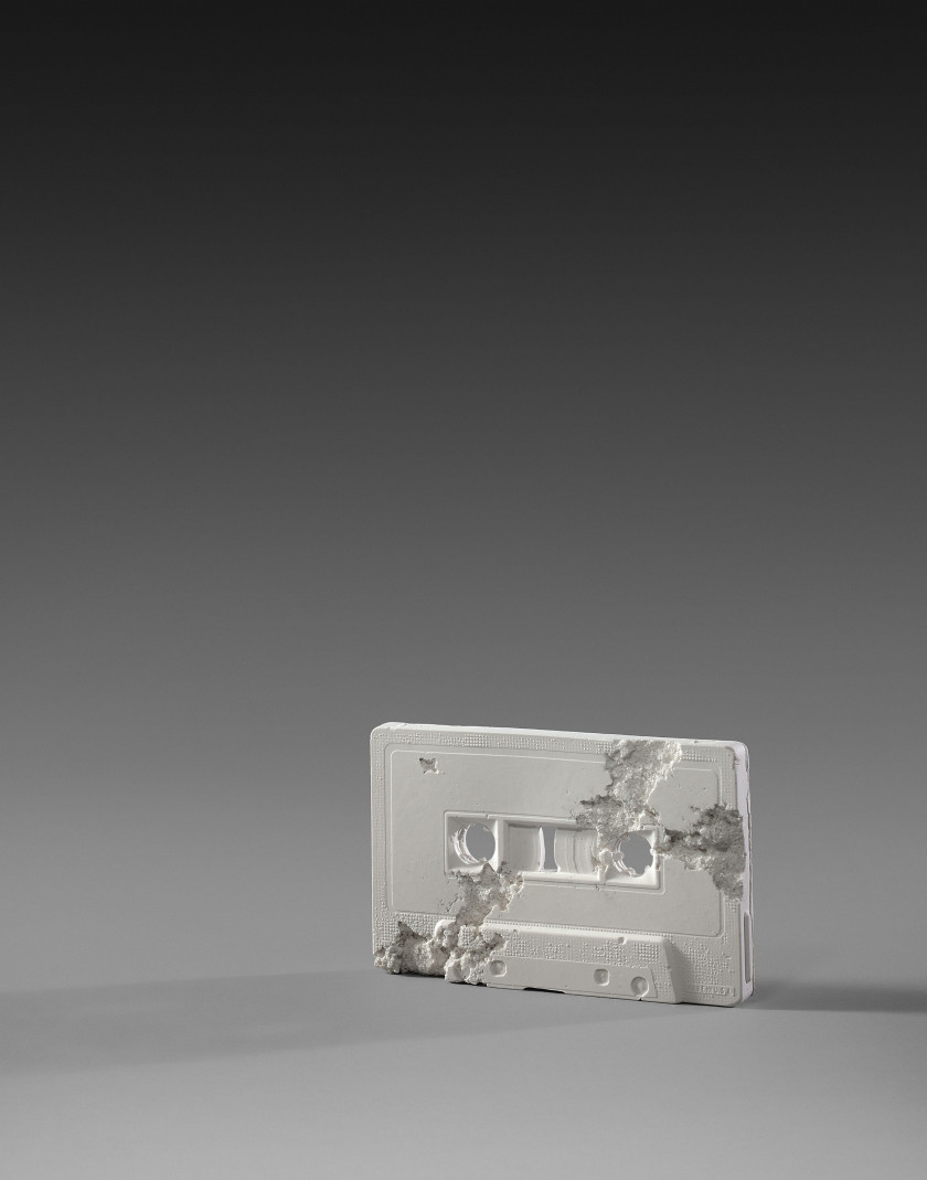 Daniel ARSHAM (Américain - Né en 1980) Futur Relic Excavation 04 (Cassette Tape) - 2015 Plâtre et verre pilé