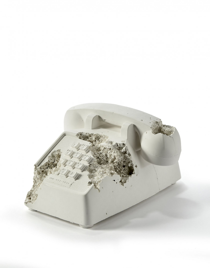 Daniel ARSHAM (Américain - Né en 1980) Futur Relic Excavation 05 (Téléphone) - 2016 Plâtre et verre pilé