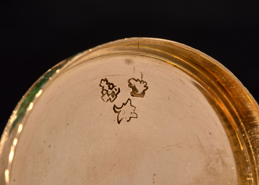 PETITE BOÎTE RONDE EN OR 18 k (750) ET ÉMAIL Poinçon du Maître orfèvre Henri Delobel, reçu en 1756 Paris 1753-1754