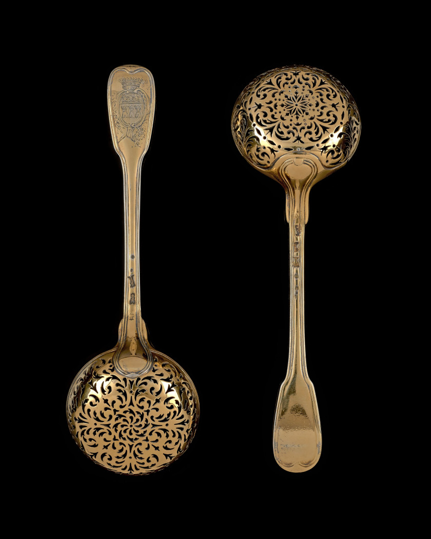 DEUX CUILLÈRES À SAUPOUDRER EN VERMEIL Paris 1757-1758 et 1749-1750