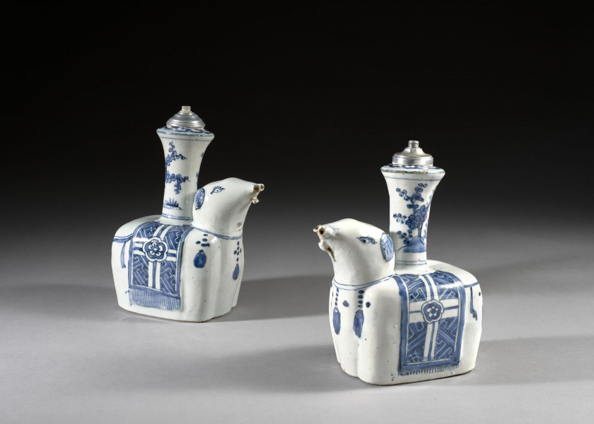 PAIRE DE KENDI EN PORCELAINE BLEU BLANC, Chine, époque Wanli (1573-1620)