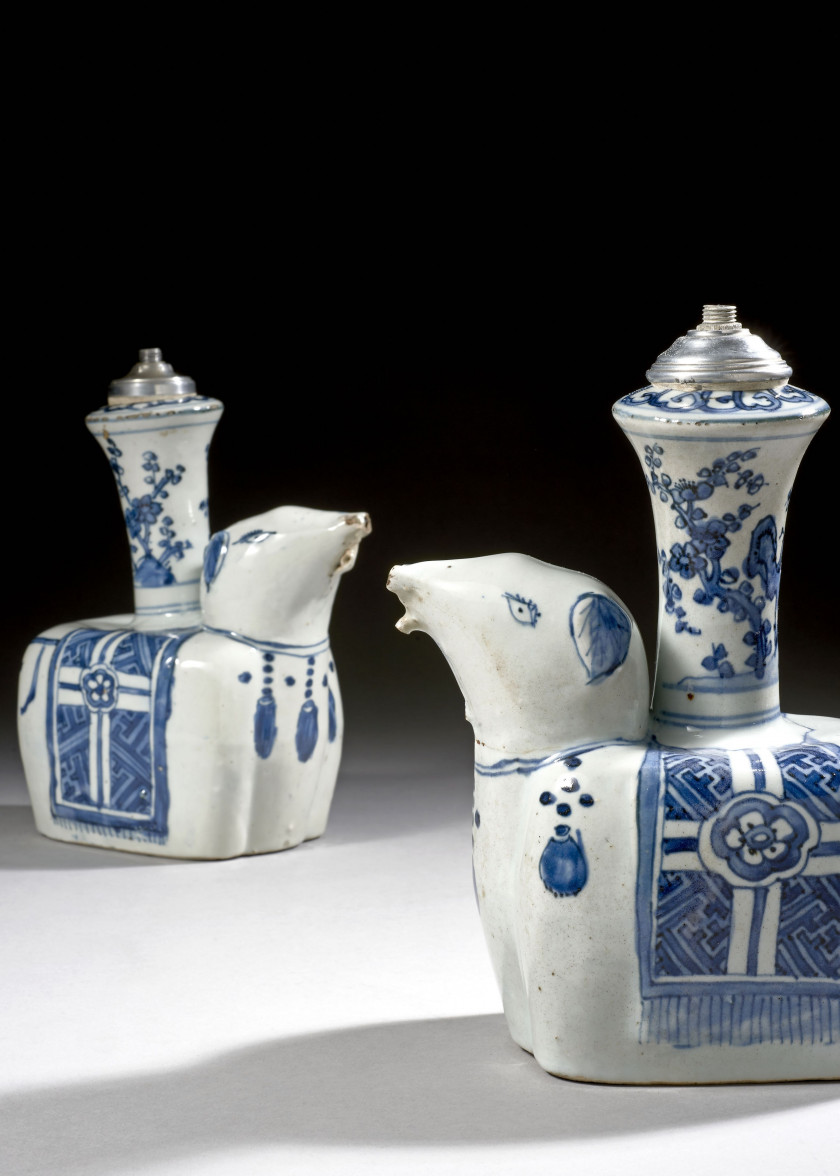 PAIRE DE KENDI EN PORCELAINE BLEU BLANC, Chine, époque Wanli (1573-1620)