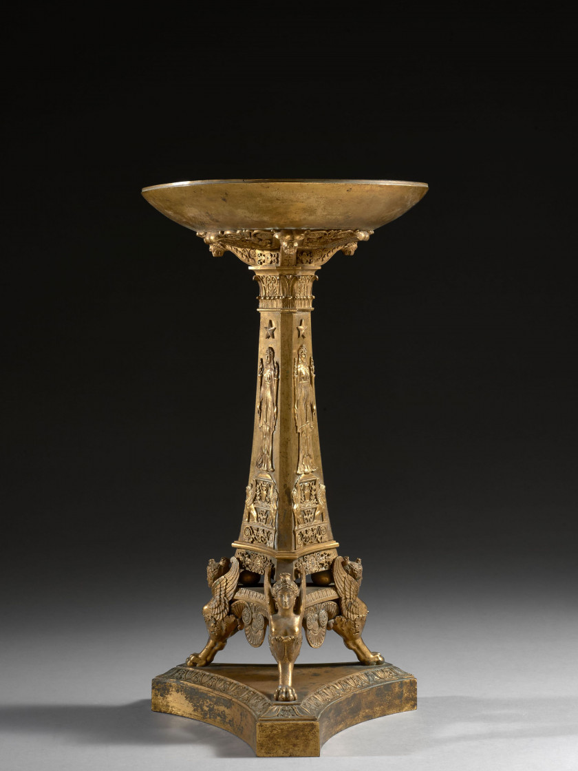 TAZZA D'ÉPOQUE EMPIRE Attribuée à Pierre-Philippe Thomire (1751-1843), d'après un dessin de Charles Percier et Pierre Leonard Fontai.