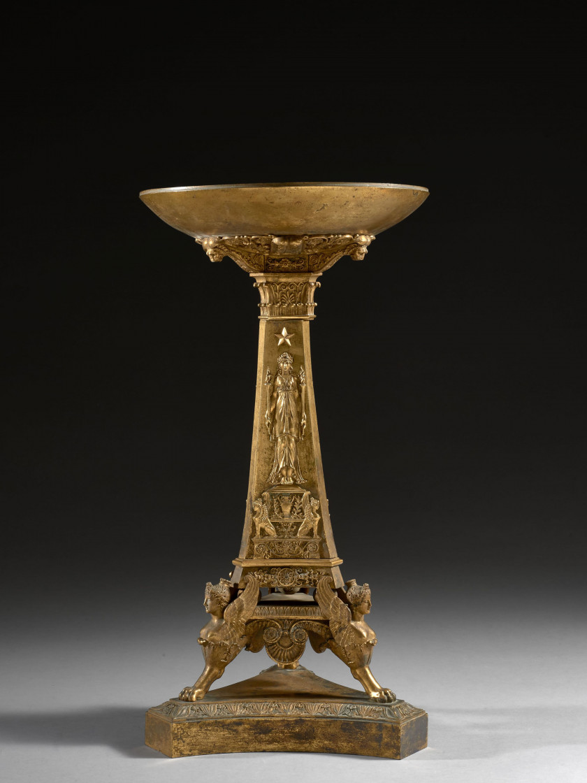 TAZZA D'ÉPOQUE EMPIRE Attribuée à Pierre-Philippe Thomire (1751-1843), d'après un dessin de Charles Percier et Pierre Leonard Fontai.