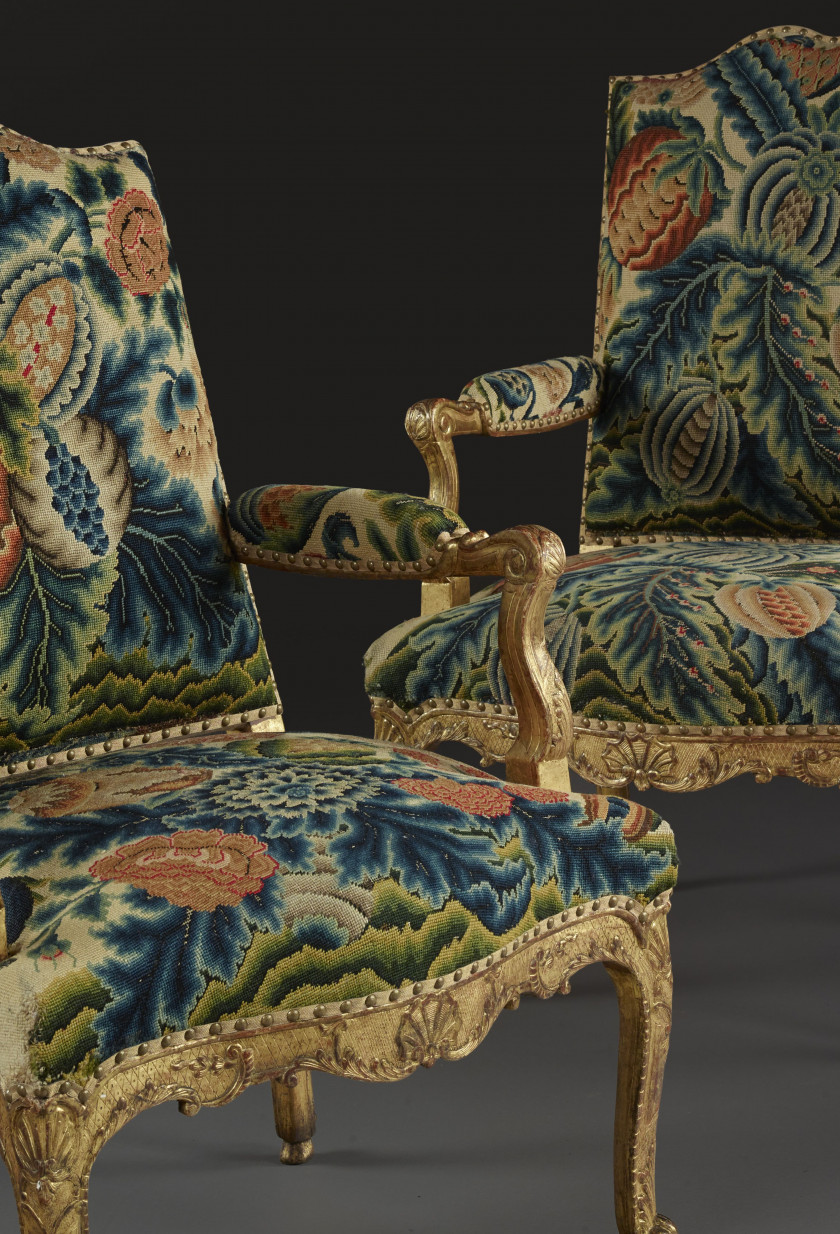 PAIRE DE FAUTEUILS À LA REINE DU DÉBUT DE L'ÉPOQUE LOUIS XV