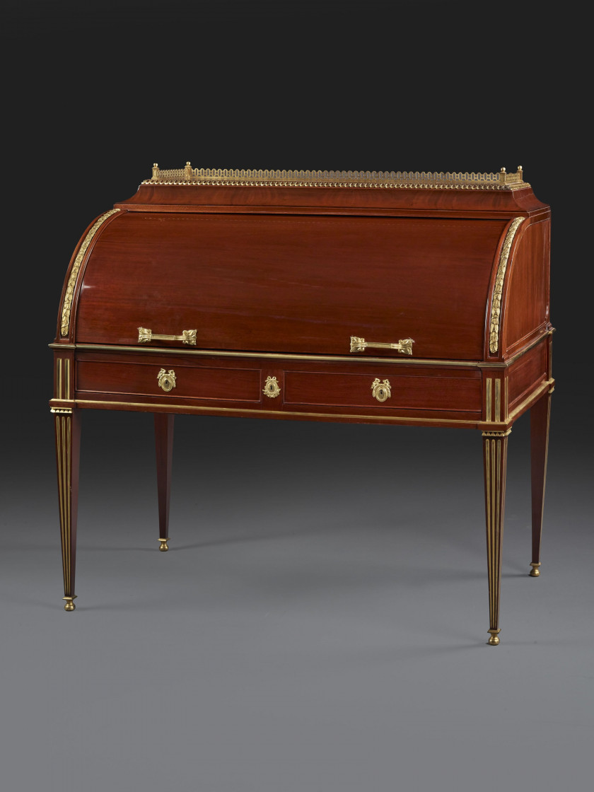 BUREAU À CYLINDRE D'ÉPOQUE LOUIS XVI, EUROPE DU NORD Travail dans le goût de David Roentgen