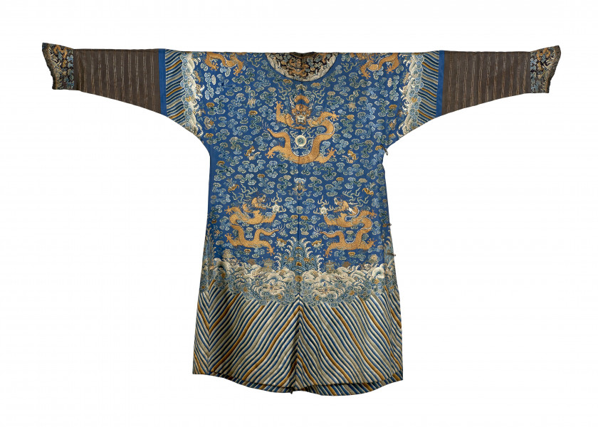 ROBE EN SOIE BRODÉE À FOND BLEU, Chine, dynastie Qing, époque Guangxu (1875-1908)