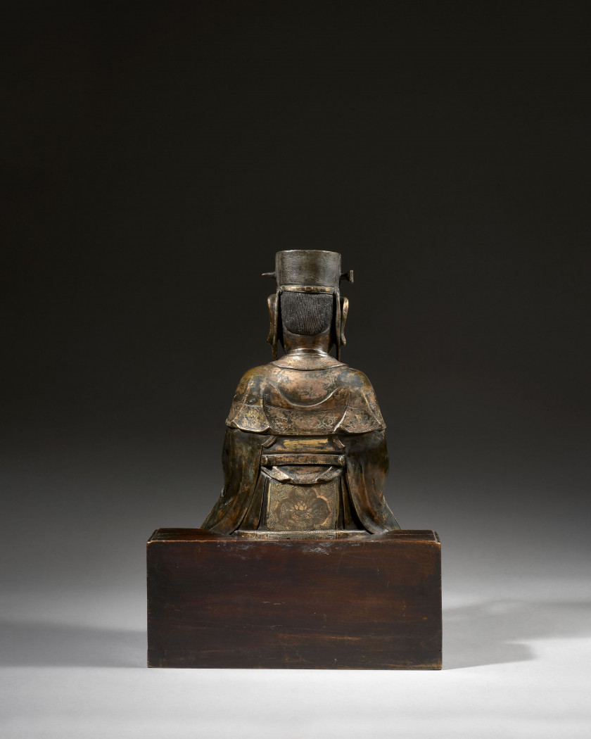 IMPORTANTE STATUE DE DIGNITAIRE EN BRONZE DORÉ, Chine, dynastie Ming, XVIIe siècle