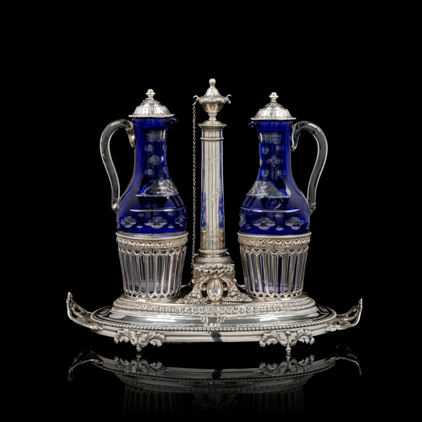 HUILIER OVALE EN ARGENT ET DEUX FLACONS EN CRISTAL BLEU ET BLANC Paris 1782-1789