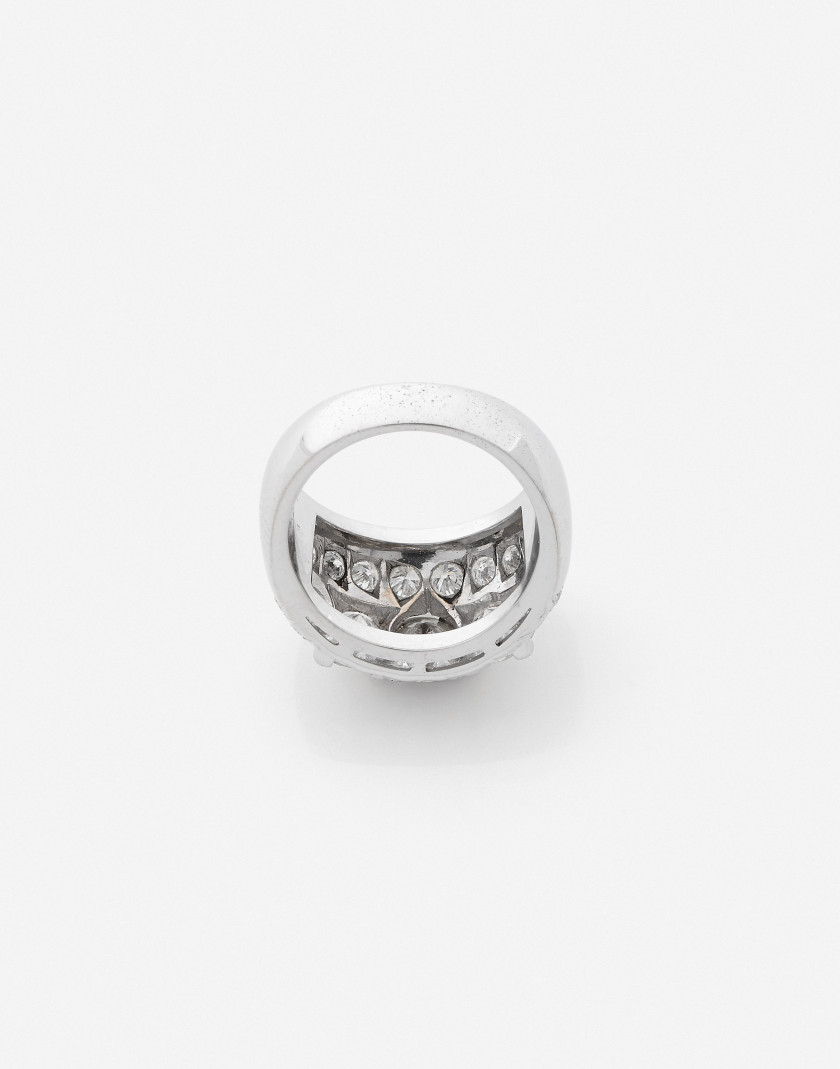 Bague or gris et diamants  A diamond and white gold ring