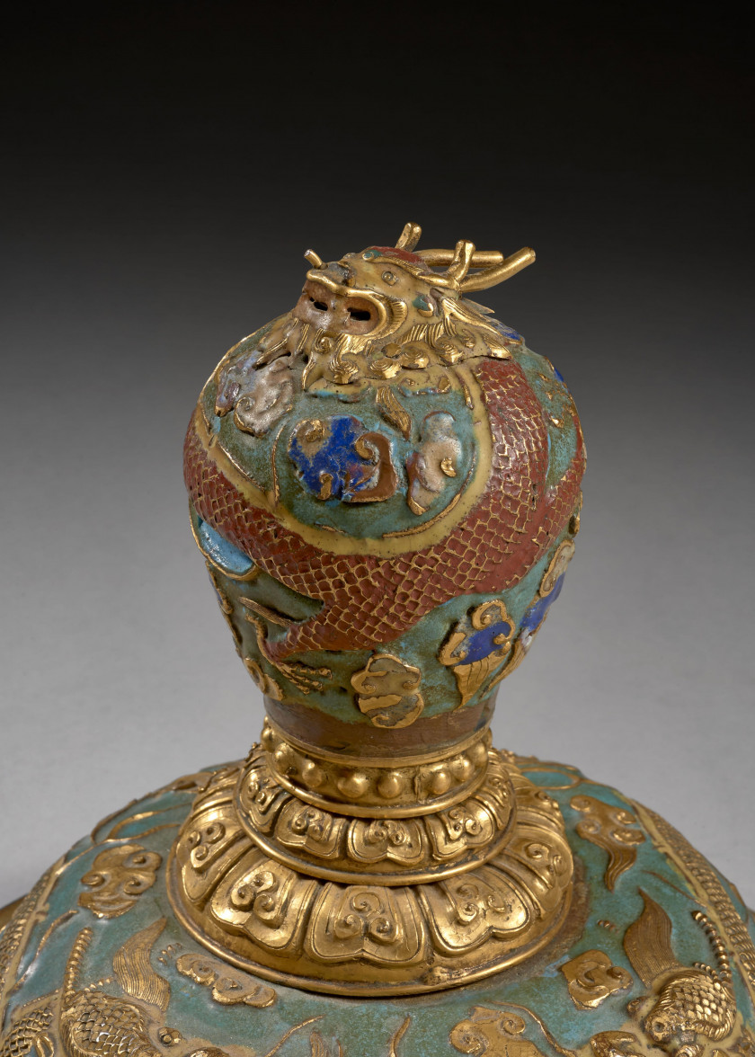 COUVERCLE EN BRONZE DORÉ ET ÉMAILLÉ BLEU, Chine, dynastie Qing, XVIIIe siècle