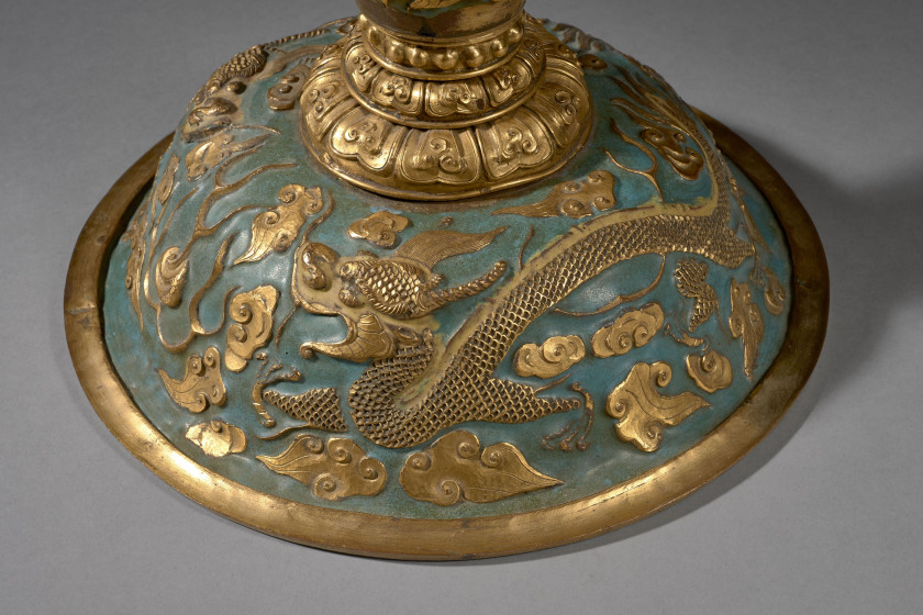 COUVERCLE EN BRONZE DORÉ ET ÉMAILLÉ BLEU, Chine, dynastie Qing, XVIIIe siècle