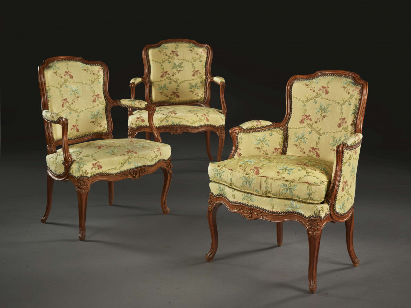 UNE PAIRE DE FAUTEUILS ET UNE BERGÈRE EN CABRIOLET D'ÉPOQUE LOUIS XV Estampille de Nicolas Quinibert Foliot