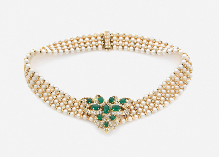 Collier en or, perles de culture, diamants et émeraudes A diamond, emerald, cultured pearl and gold necklace