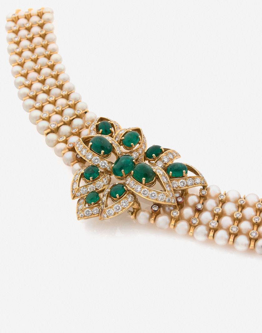 Collier en or, perles de culture, diamants et émeraudes A diamond, emerald, cultured pearl and gold necklace