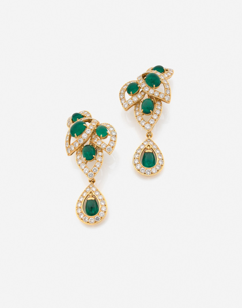 Pendants d'oreilles en or, diamants et émeraudes A pair of diamond, emerald and gold ear pendants