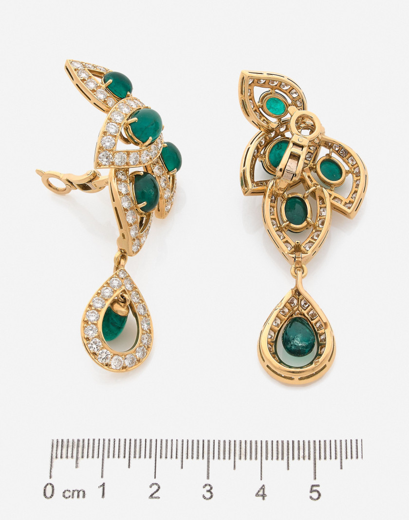 Pendants d'oreilles en or, diamants et émeraudes A pair of diamond, emerald and gold ear pendants