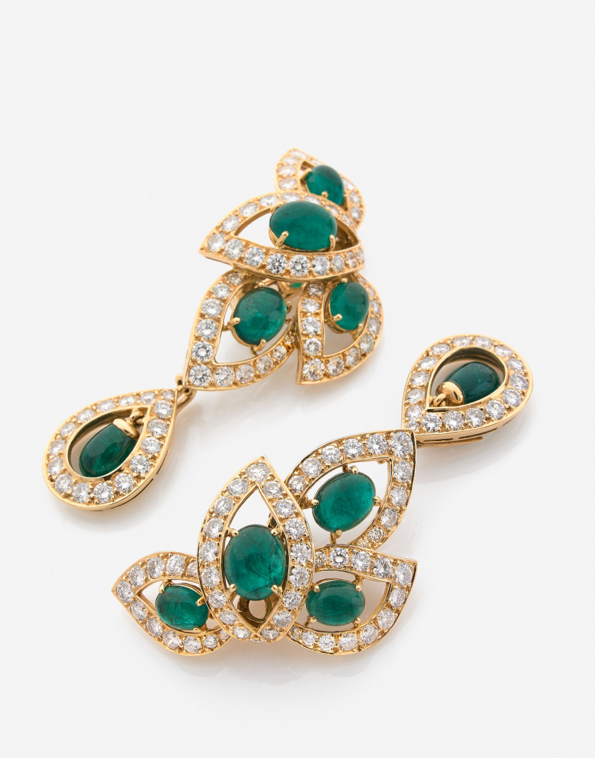 Pendants d'oreilles en or, diamants et émeraudes A pair of diamond, emerald and gold ear pendants