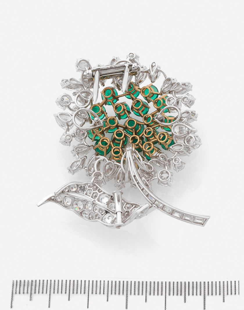 BOUCHERON  Clip platine, or, diamants, et émeraudes, v. 1960 A diamond, emerald, platinum and gold clip, ca. 1960