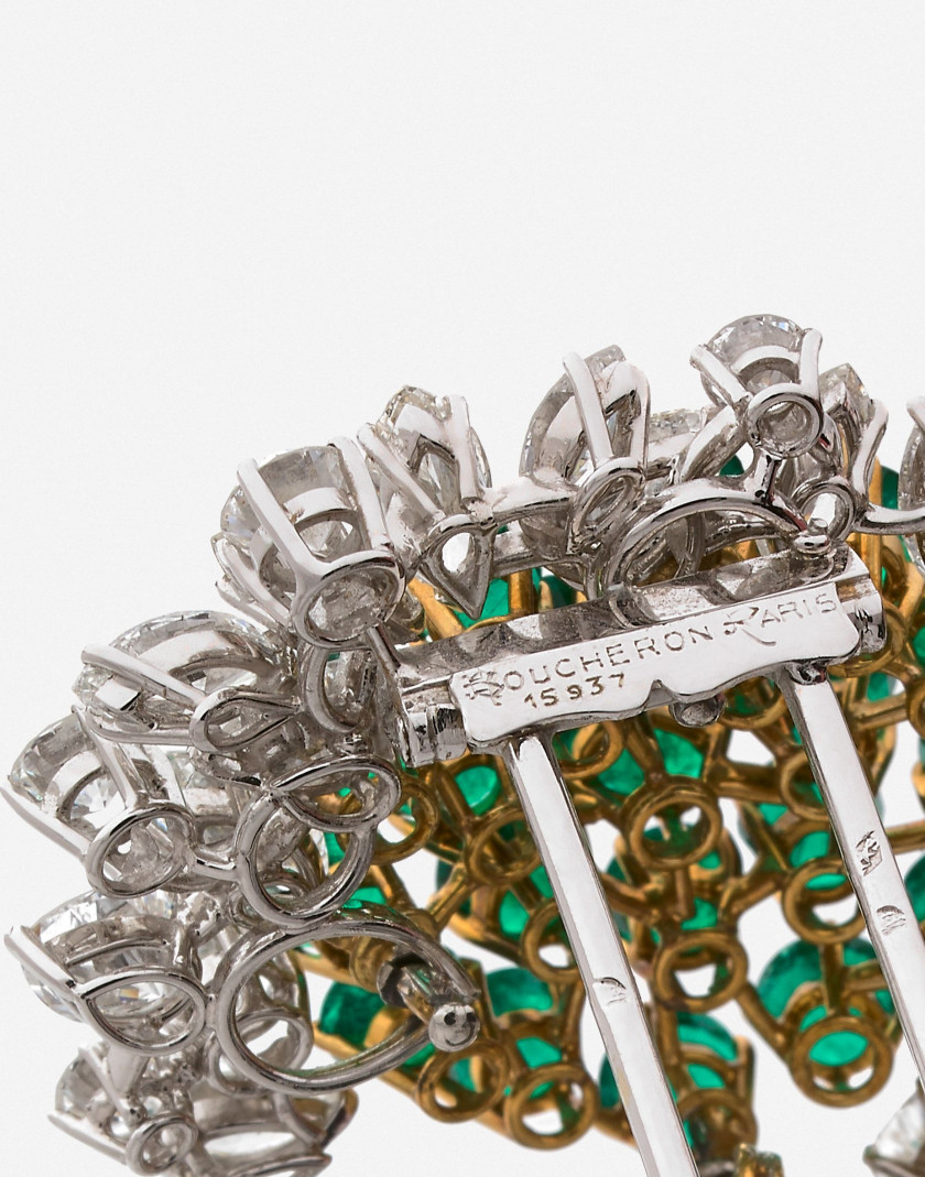 BOUCHERON  Clip platine, or, diamants, et émeraudes, v. 1960 A diamond, emerald, platinum and gold clip, ca. 1960