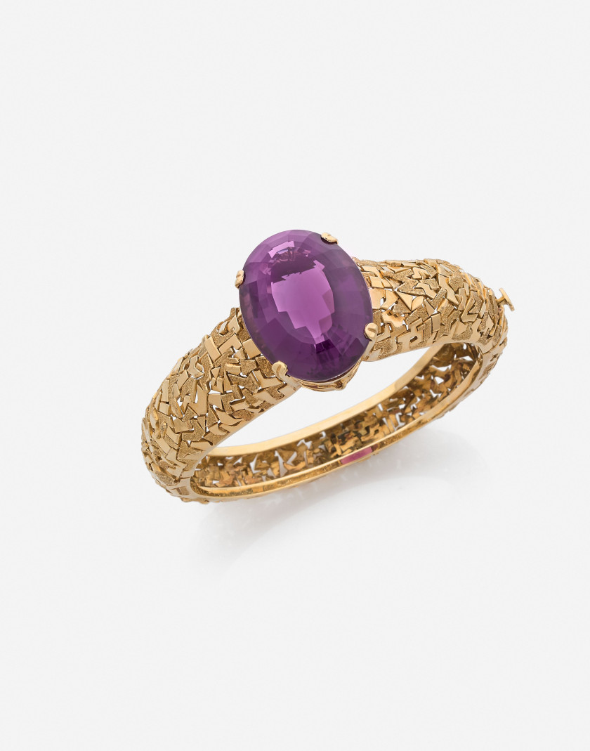 STERN (Attribué à) Bracelet rigide ouvrant en or gravé et améthyste An amethyst and engraved gold bangle (attributed to)