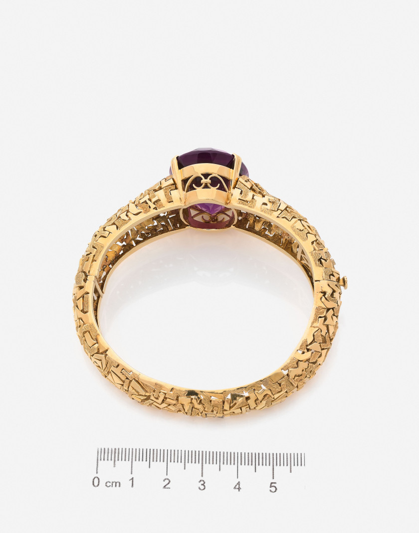 STERN (Attribué à) Bracelet rigide ouvrant en or gravé et améthyste An amethyst and engraved gold bangle (attributed to)