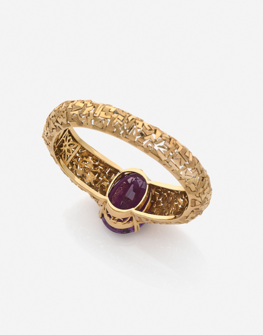 STERN (Attribué à) Bracelet rigide ouvrant en or gravé et améthyste An amethyst and engraved gold bangle (attributed to)