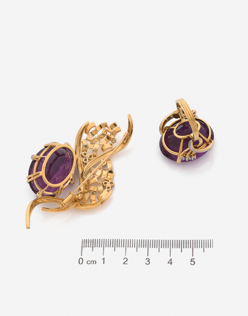 STERN (Attribuées à) Bague et broche en or gravé, améthystes et diamants An amethyst, diamond and gold brooch and ring (attributed to)