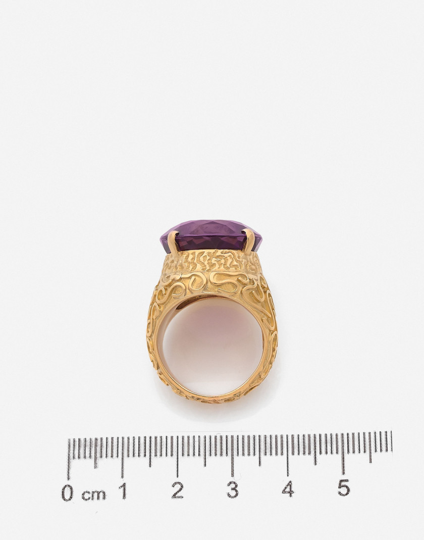 STERN (Attribuée à) Bague en or gravé et améthyste An amethyst and engraved gold ring (attributed to)