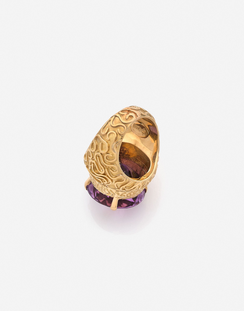 STERN (Attribuée à) Bague en or gravé et améthyste An amethyst and engraved gold ring (attributed to)