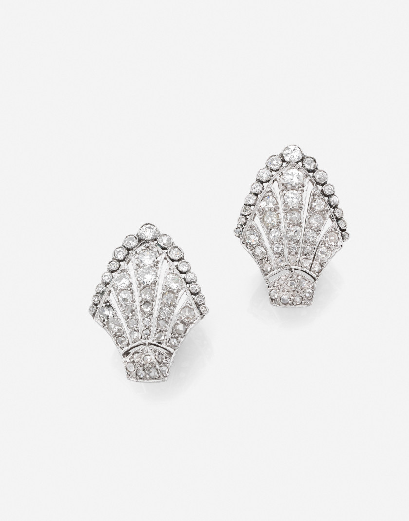 Clips d'oreilles Platine et diamants, vers 1910 A pair of diamond and platinum ear clips, circa 1910