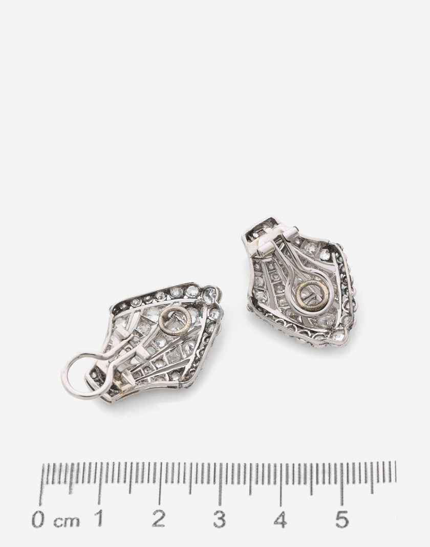 Clips d'oreilles Platine et diamants, vers 1910 A pair of diamond and platinum ear clips, circa 1910