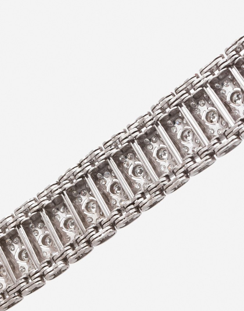 Bracelet articulé en platine et diamants A diamond and platinum articulated bracelet