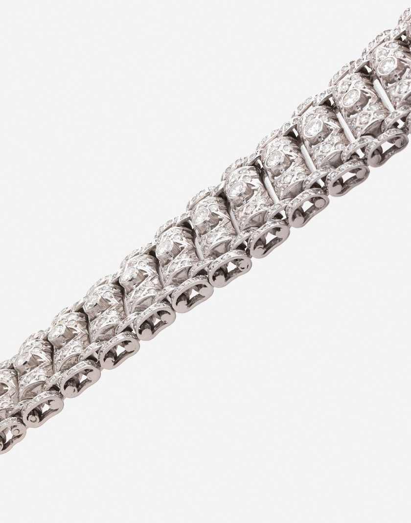 Bracelet articulé en platine et diamants A diamond and platinum articulated bracelet