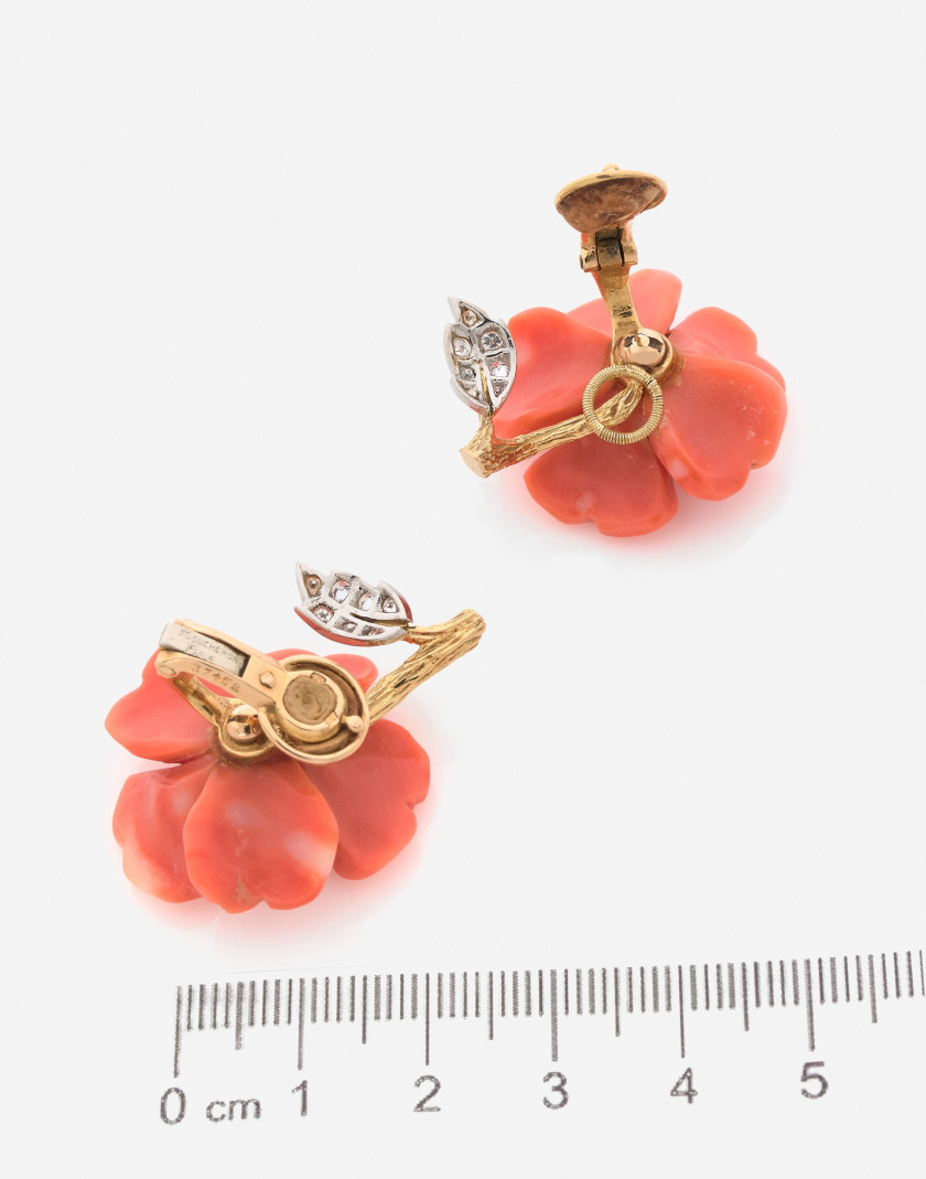 BOUCHERON Broche et clips d'oreilles platine, or, corail, diamants, v. 1960 A coral, diamond, platinum and gold brooch and ear clips