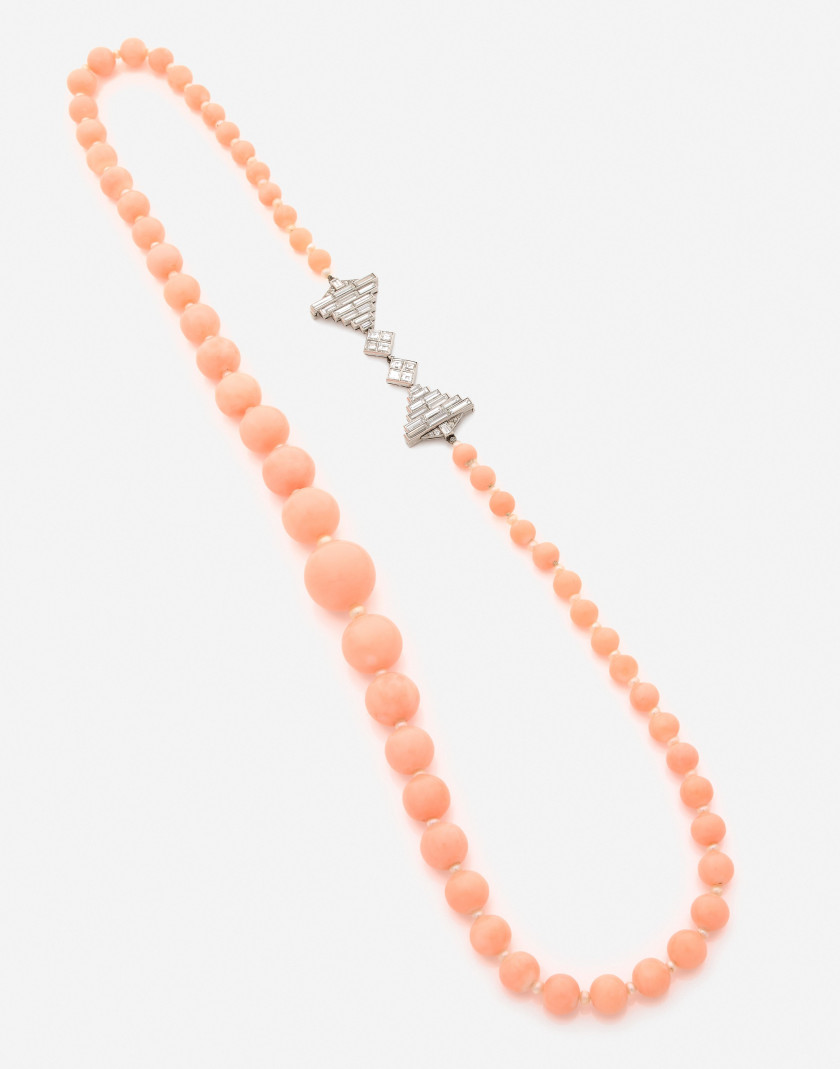 Collier Corail, perles, diamants et platine, v. 1920-1930 A coral, diamond, pearl and platinum necklace, ca. 1920-1930