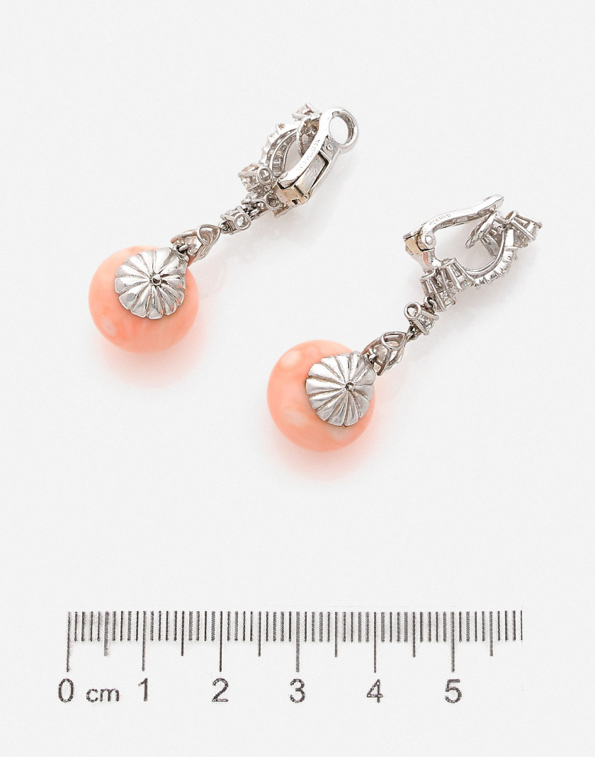 BOUCHERON  Pendants d'oreilles platine, or, corail, diamants, v.1950 A pair of coral, diamond, platinum and gold ear pendants, ca. 1