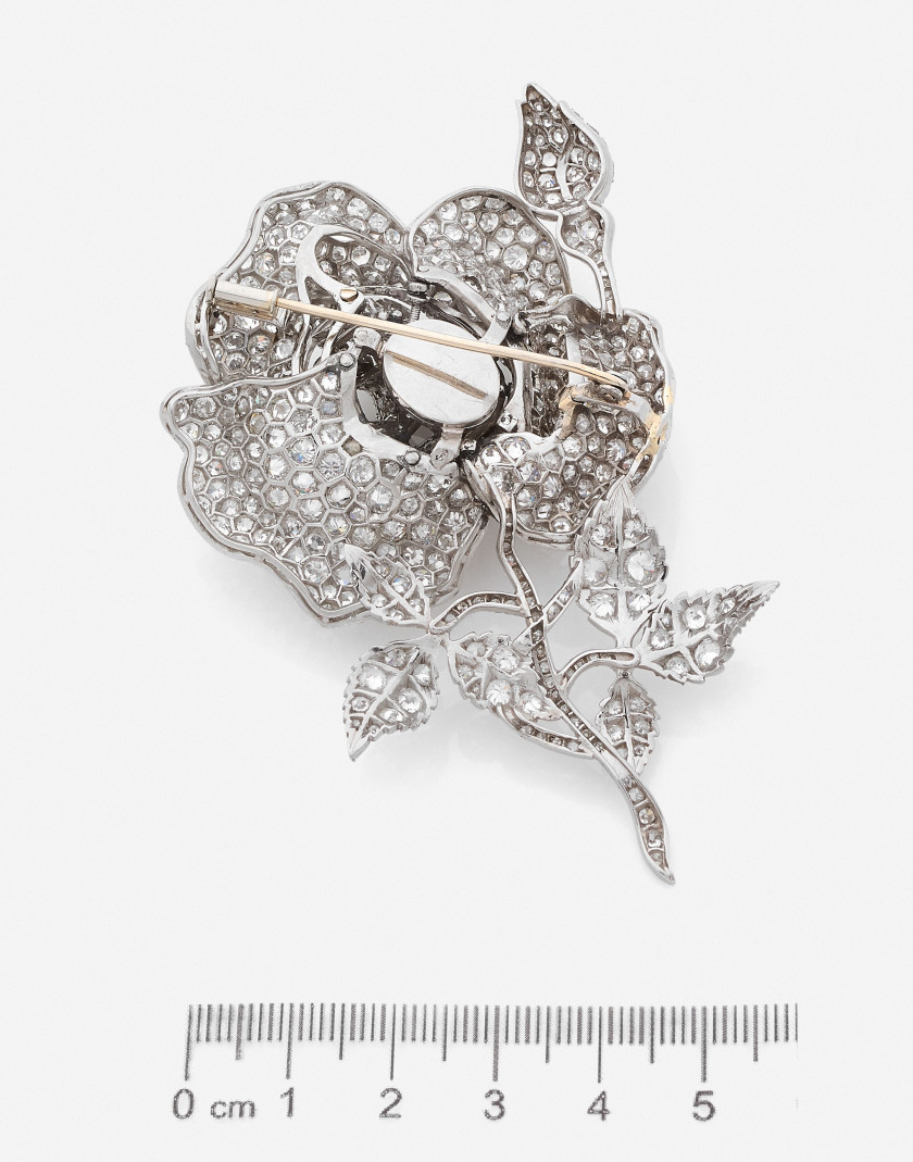 Broche Or et diamants, vers 1945-1950 A diamond and gold brooch, circa 1945-1950