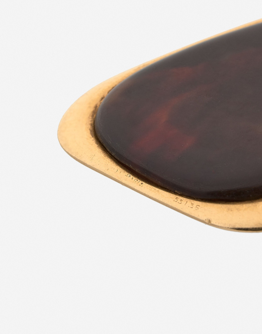 BOUCHERON Sautoir en or jaune et bakélite, vers 1970 A bakelite and yellow gold long necklace, circa 1970