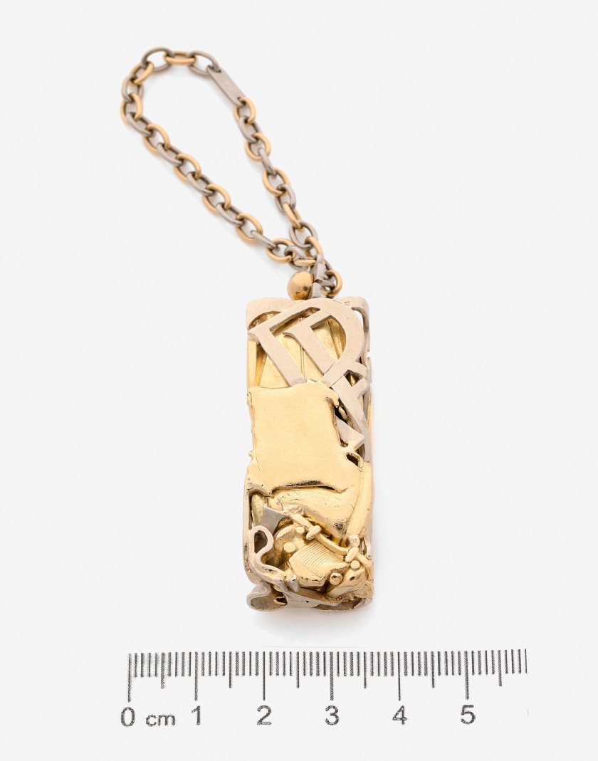 CESAR Porte-clef pendentif "Compression" au sigle de Rolls-Royce, or et émeraude An emerald and gold Rolls-Royce key-ring compression