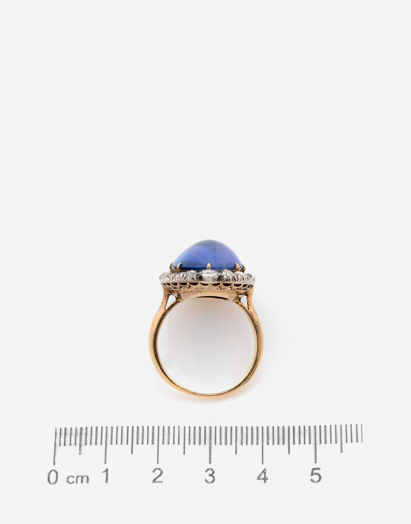 Bague Or, argent, saphir et diamants, début XXe s. A sapphire, diamond and gold and silver ring, beginning of the 20th cent.