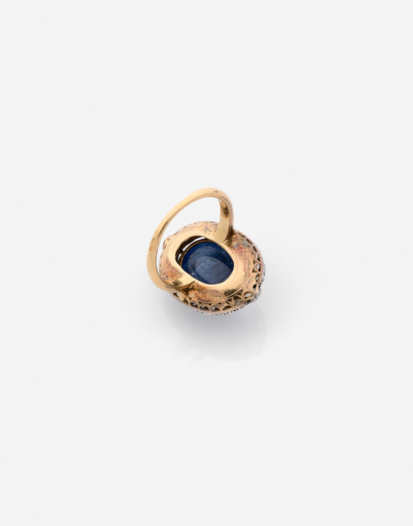 Bague Or, argent, saphir et diamants, début XXe s. A sapphire, diamond and gold and silver ring, beginning of the 20th cent.