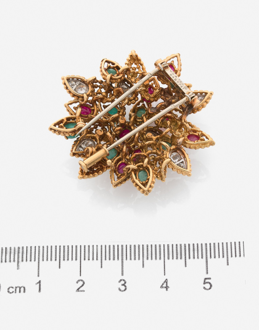 VAN CLEEF & ARPELS  Clip de corsage en or, diamants, rubis et émeraudes, 1964 A diamond, ruby, emerald and gold clip, 1964