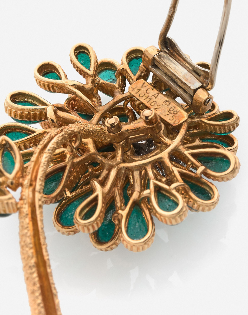 VAN CLEEF & ARPELS  Clip de corsage en or, platine, diamants et émail vert A diamond, green enamel, gold and platinum clip, 1968