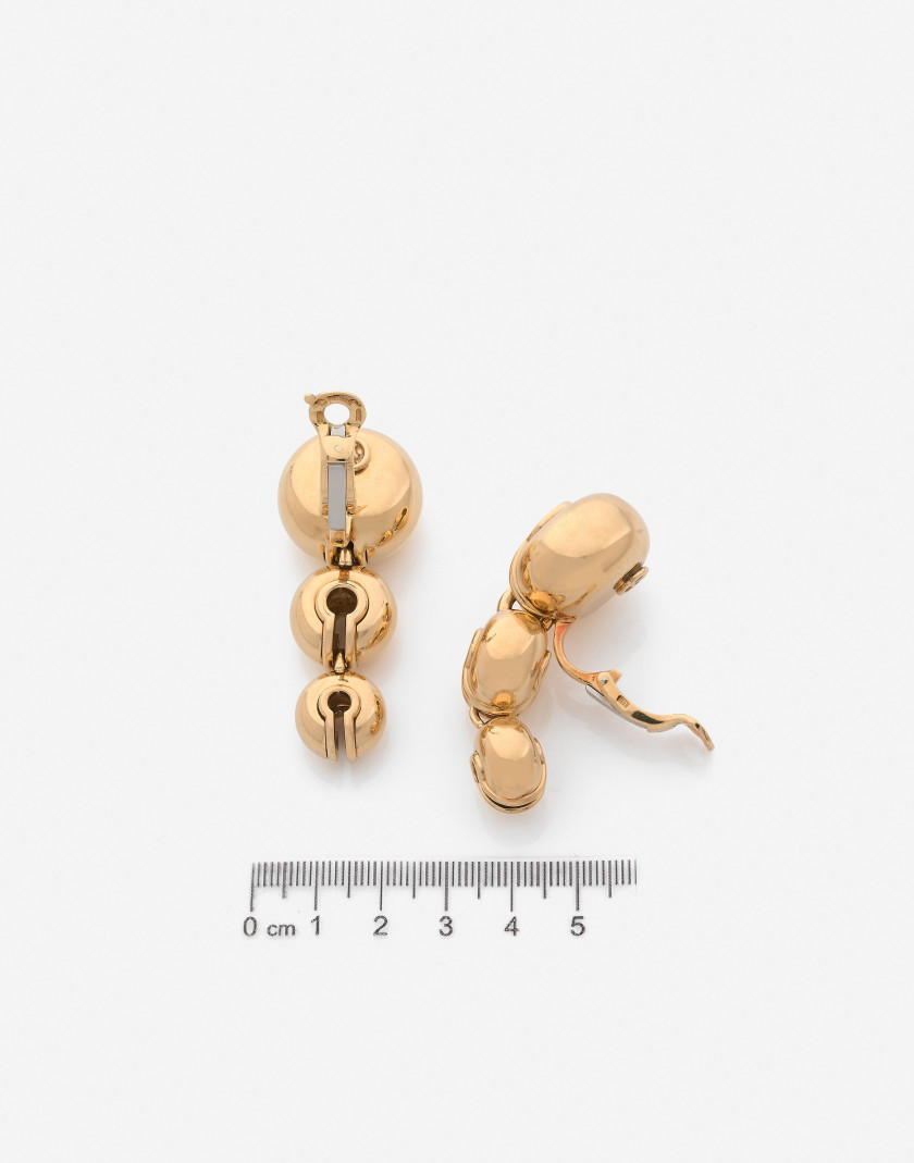 MARINA B.  Pendants d'oreilles "Campanelli" en or, vers 1988 A pair of gold "Campanelli" ear pendants, circa 1988