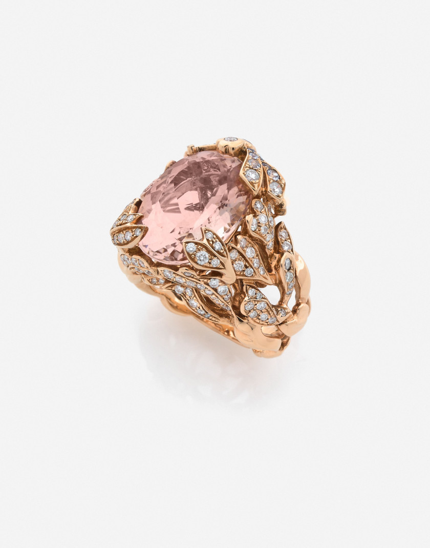 DIOR Bague "Gourmande" en or, morganite, diamants, nacre et saphirs A morganite, diamond, sapphire, mother-of-pearl and gold ring