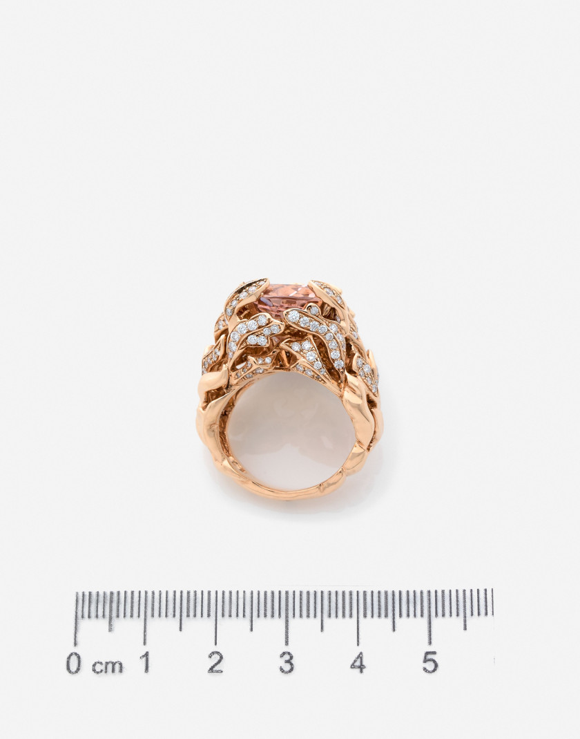 DIOR Bague "Gourmande" en or, morganite, diamants, nacre et saphirs A morganite, diamond, sapphire, mother-of-pearl and gold ring